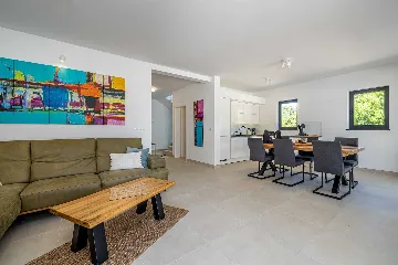 3-Bedroom House with Private Pool in Kras