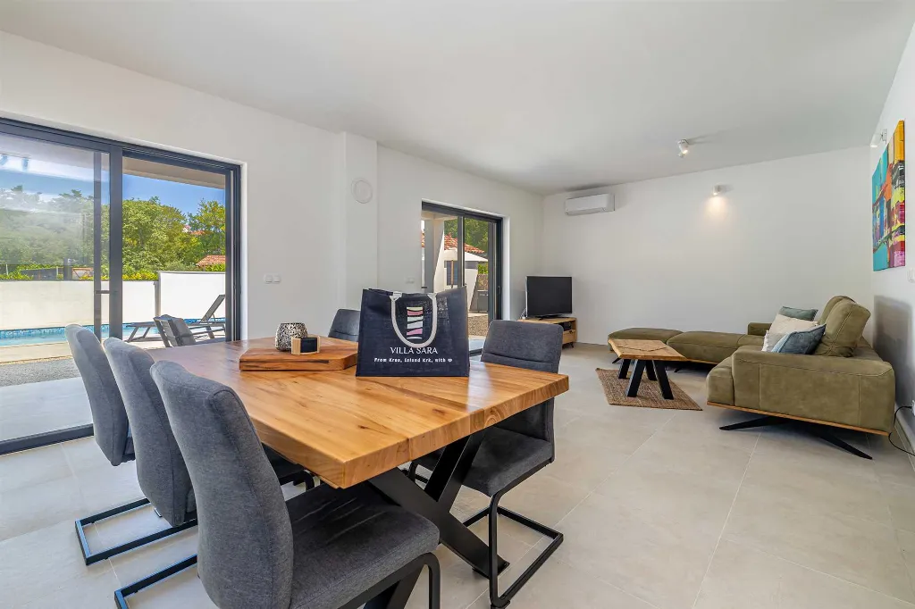 3-Bedroom House with Private Pool in Kras