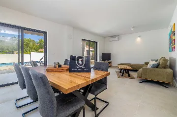 3-Bedroom House with Private Pool in Kras