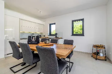 3-Bedroom House with Private Pool in Kras