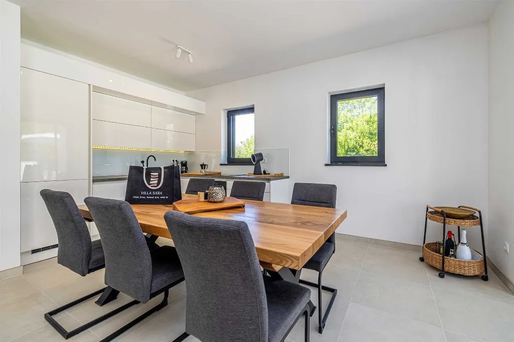 3-Bedroom House with Private Pool in Kras
