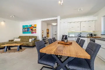 3-Bedroom House with Private Pool in Kras