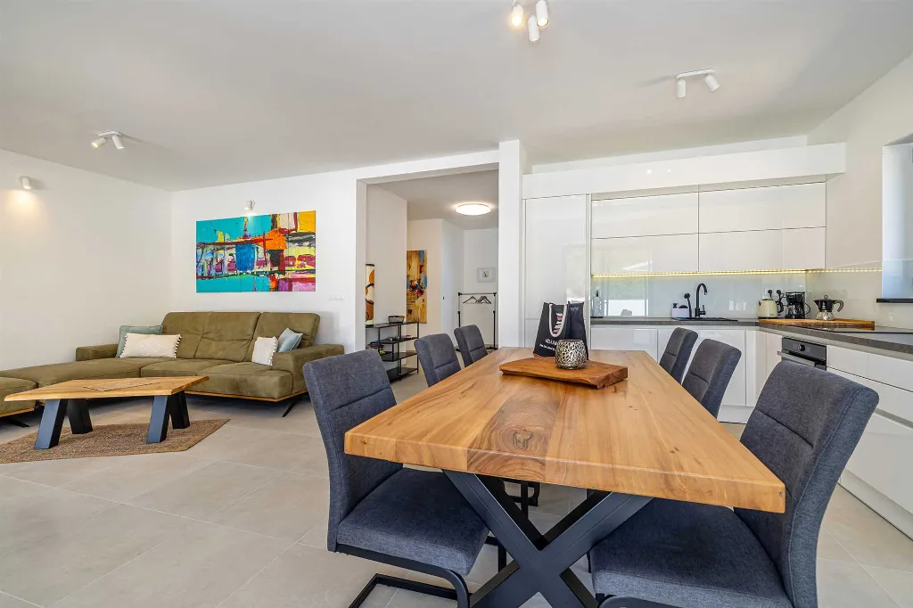 3-Bedroom House with Private Pool in Kras