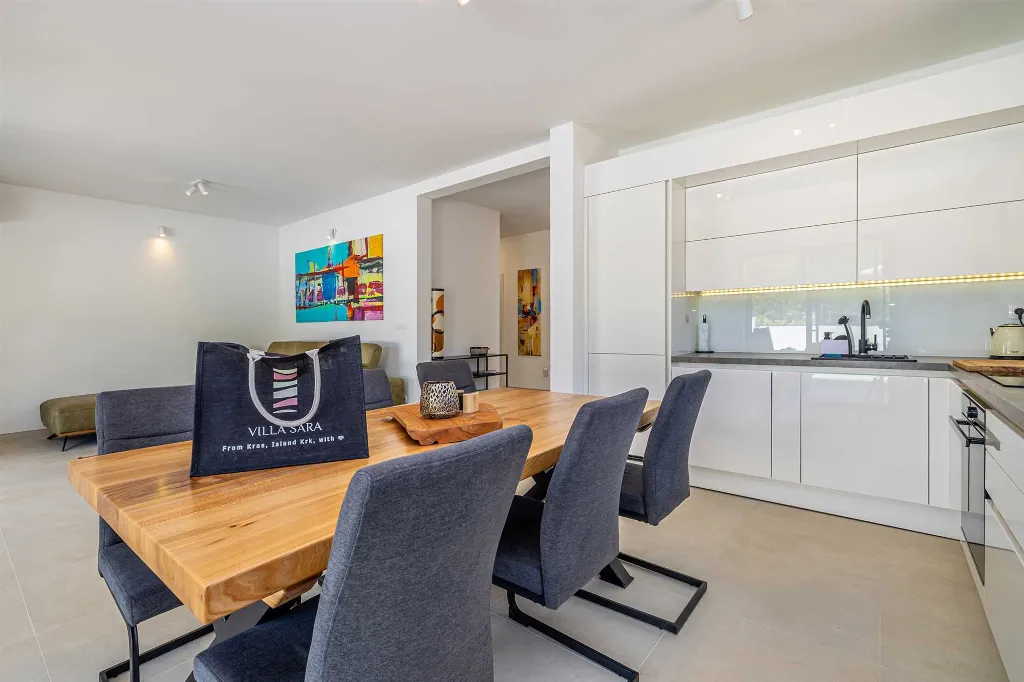 3-Bedroom House with Private Pool in Kras