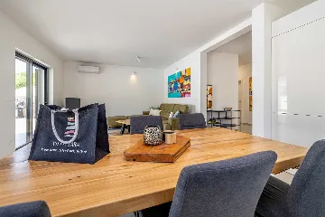 3-Bedroom House with Private Pool in Kras