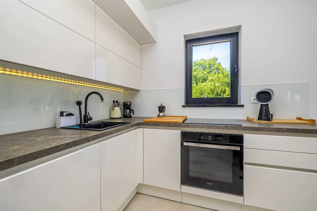 3-Bedroom House with Private Pool in Kras