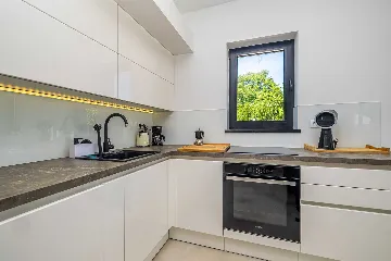 3-Bedroom House with Private Pool in Kras