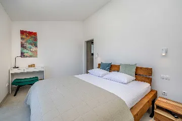 3-Bedroom House with Private Pool in Kras