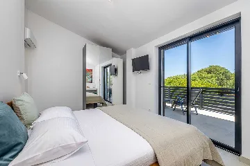 3-Bedroom House with Private Pool in Kras