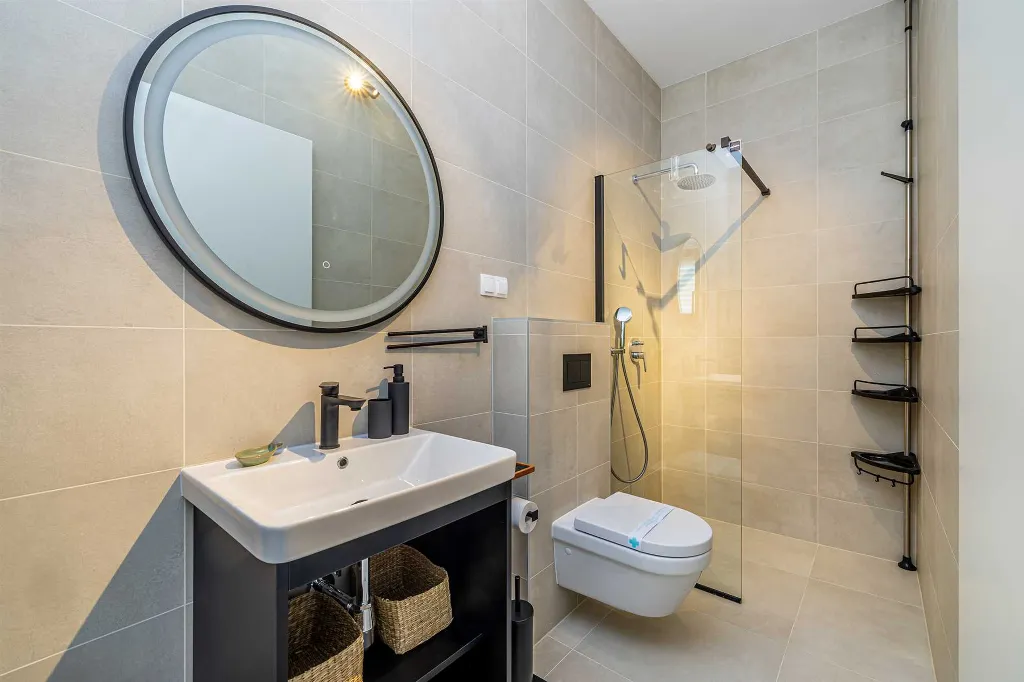 3-Bedroom House with Private Pool in Kras