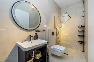 3-Bedroom House with Private Pool in Kras