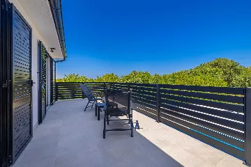 3-Bedroom House with Private Pool in Kras