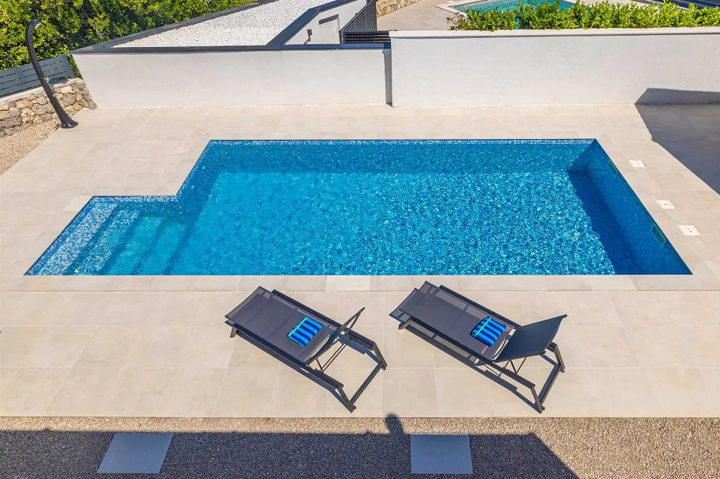 3-Bedroom House with Private Pool in Kras