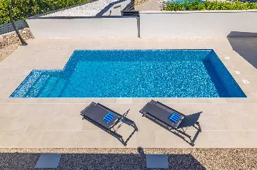 3-Bedroom House with Private Pool in Kras