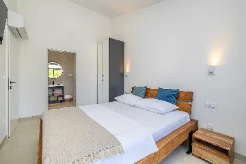 3-Bedroom House with Private Pool in Kras