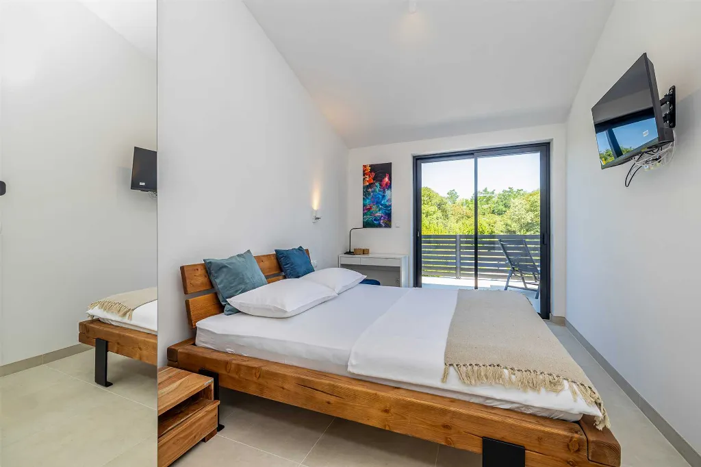 3-Bedroom House with Private Pool in Kras