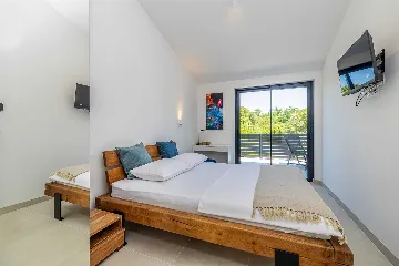 3-Bedroom House with Private Pool in Kras