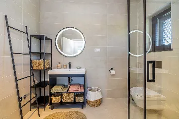 3-Bedroom House with Private Pool in Kras