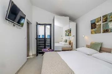 3-Bedroom House with Private Pool in Kras