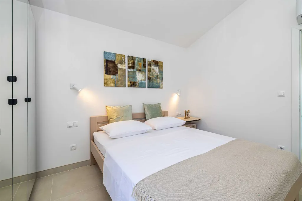 3-Bedroom House with Private Pool in Kras