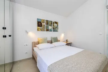 3-Bedroom House with Private Pool in Kras