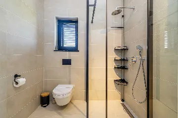 3-Bedroom House with Private Pool in Kras