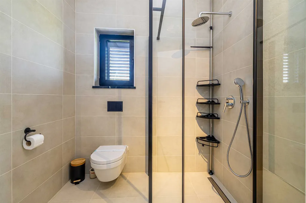 3-Bedroom House with Private Pool in Kras