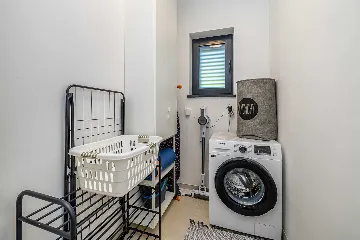 3-Bedroom House with Private Pool in Kras