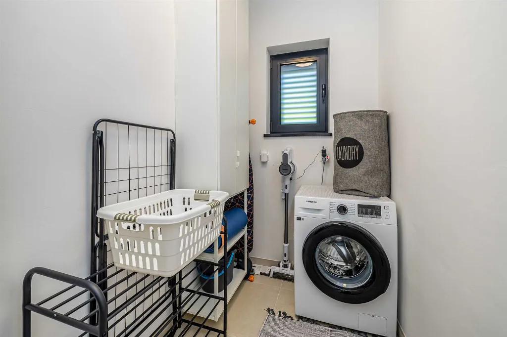 3-Bedroom House with Private Pool in Kras