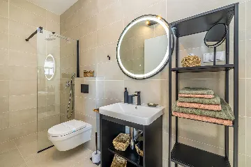 3-Bedroom House with Private Pool in Kras