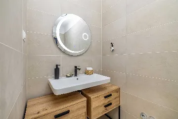 3-Bedroom House with Private Pool in Kras