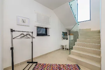 3-Bedroom House with Private Pool in Kras