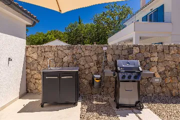 3-Bedroom House with Private Pool in Kras