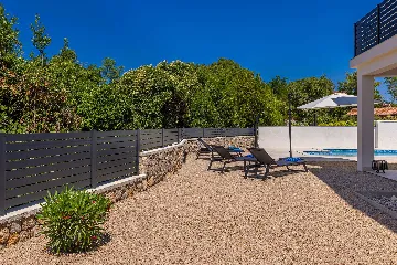 3-Bedroom House with Private Pool in Kras