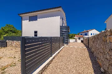 3-Bedroom House with Private Pool in Kras