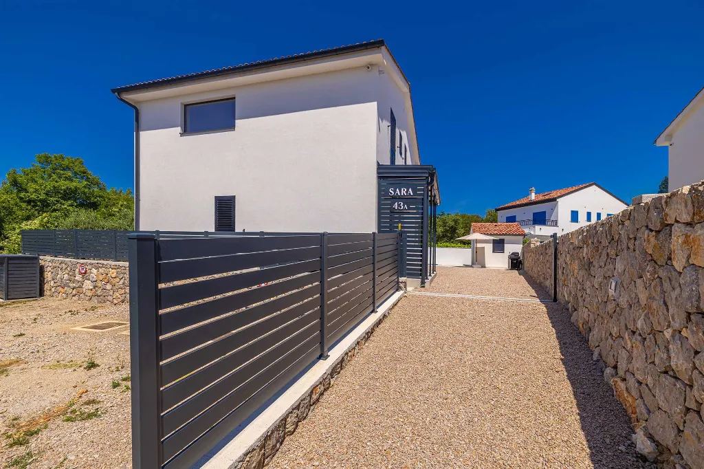 3-Bedroom House with Private Pool in Kras