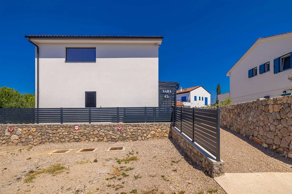 3-Bedroom House with Private Pool in Kras