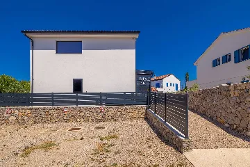 3-Bedroom House with Private Pool in Kras