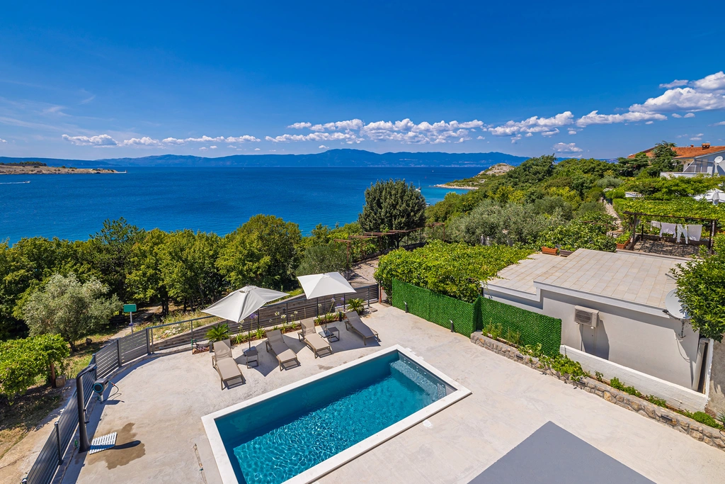 Apartment in Omišalj with Private Heated Pool