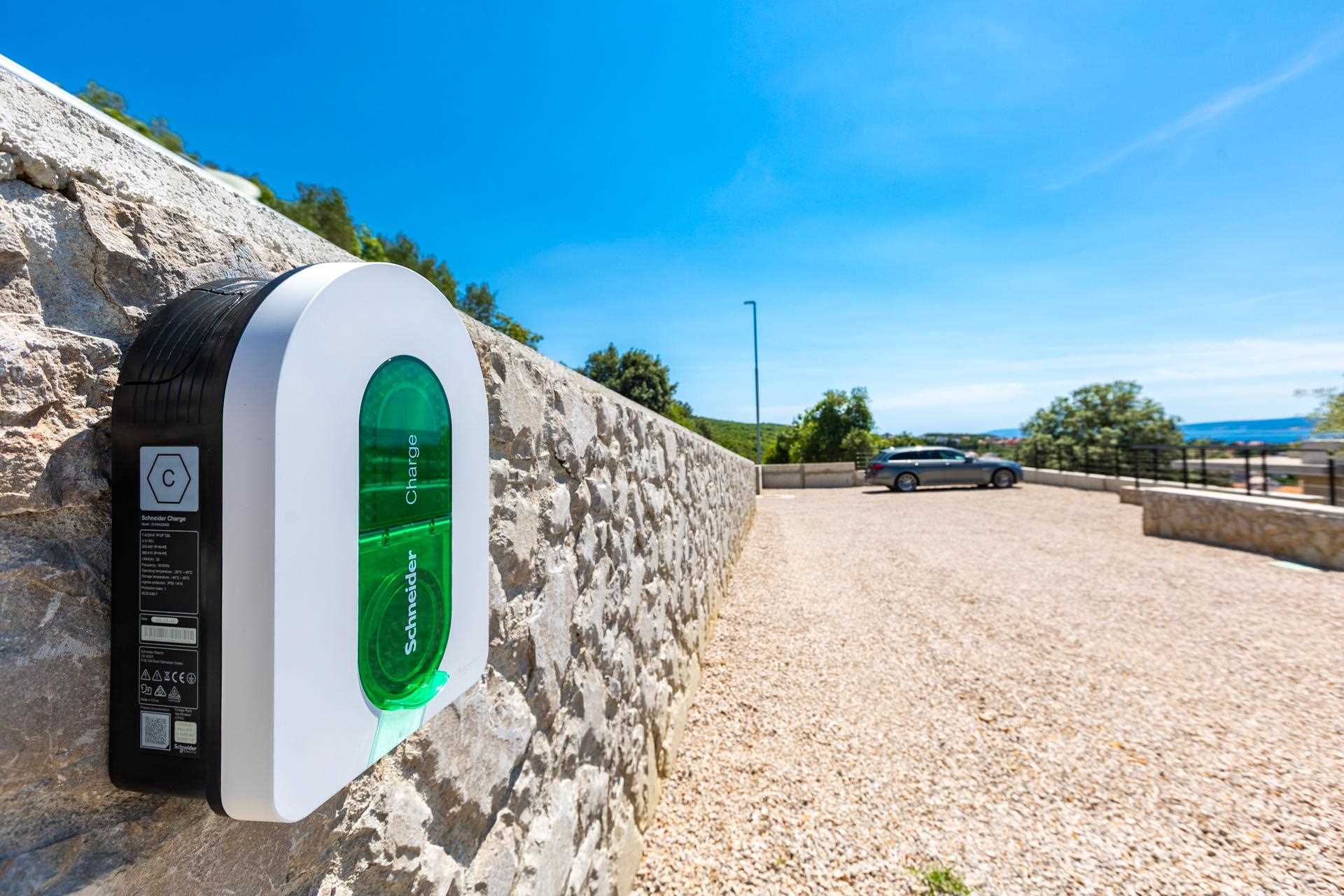 Luxusvilla 45° mit Infinity-Pool