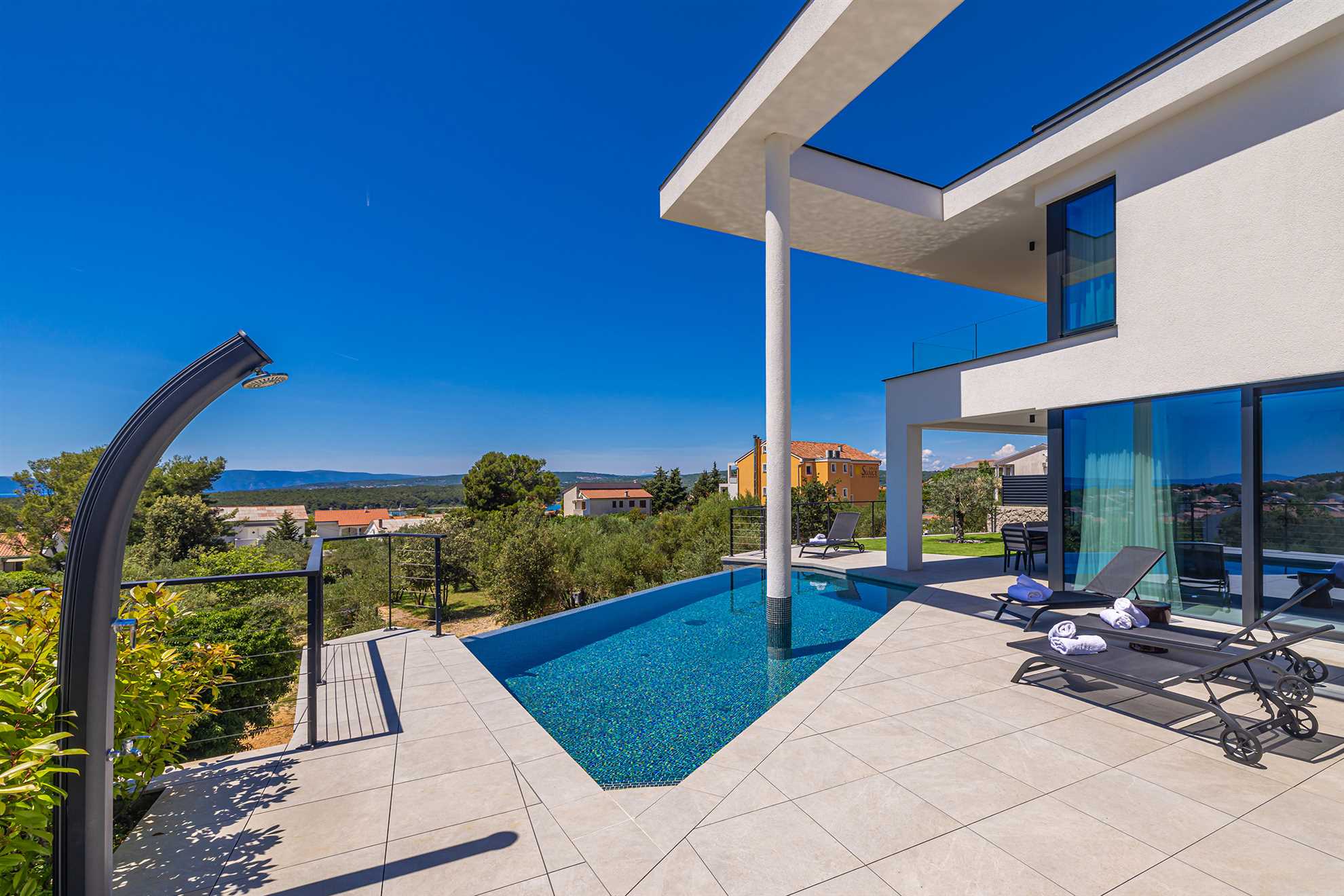 Luxury villa 45° with infinity pool