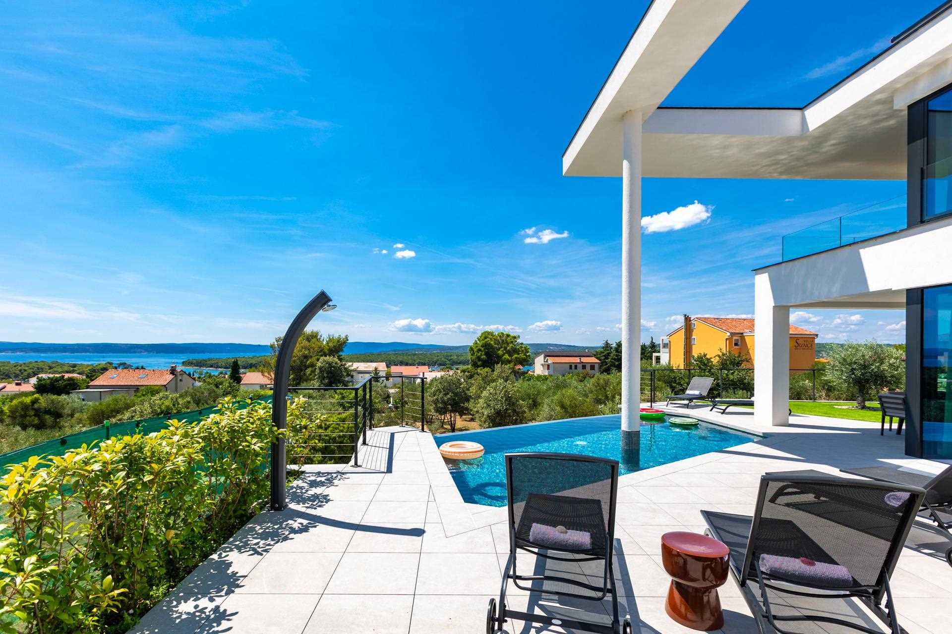 Luxusvilla 45° mit Infinity-Pool