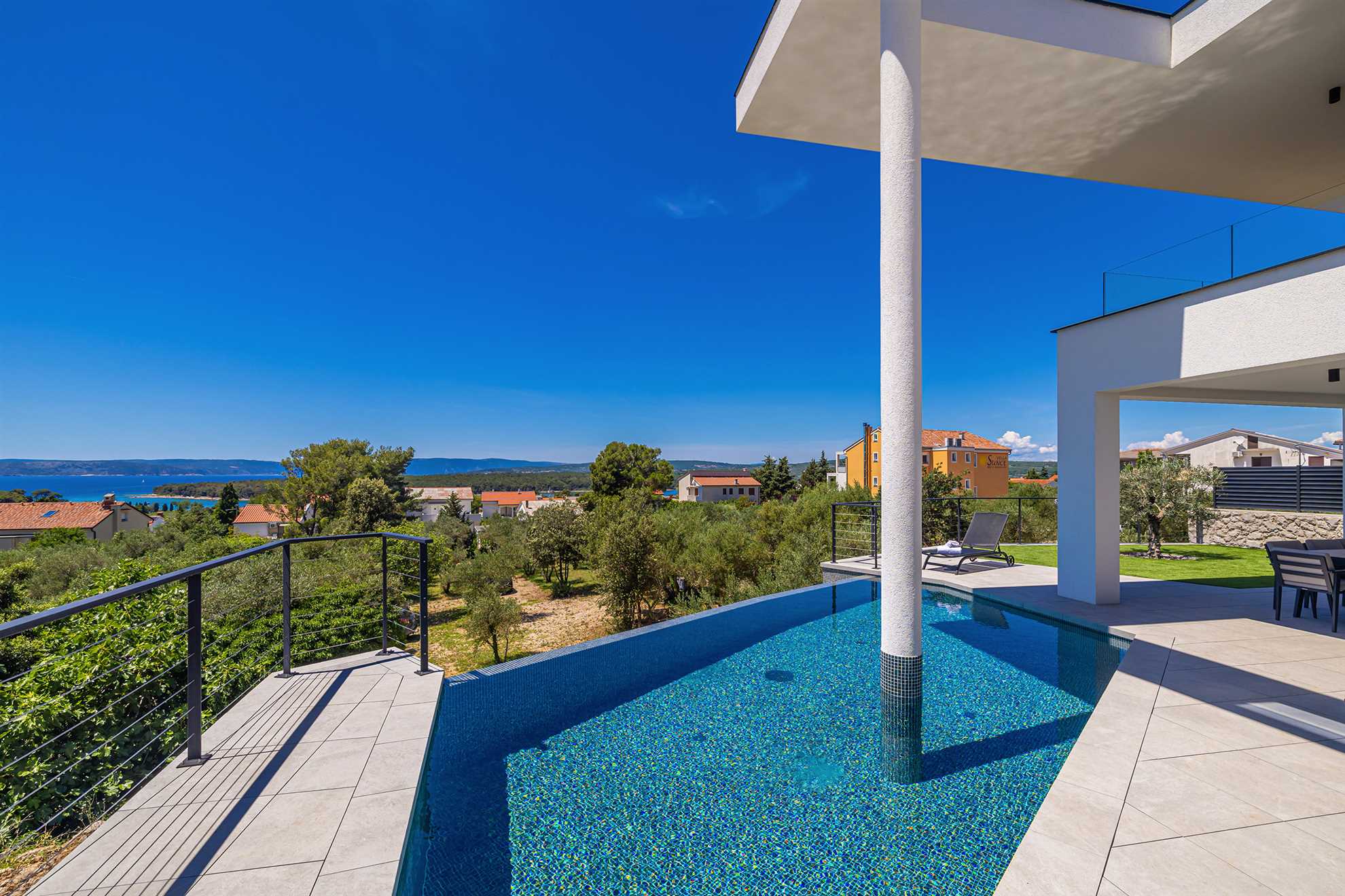 Luxury villa 45° with infinity pool