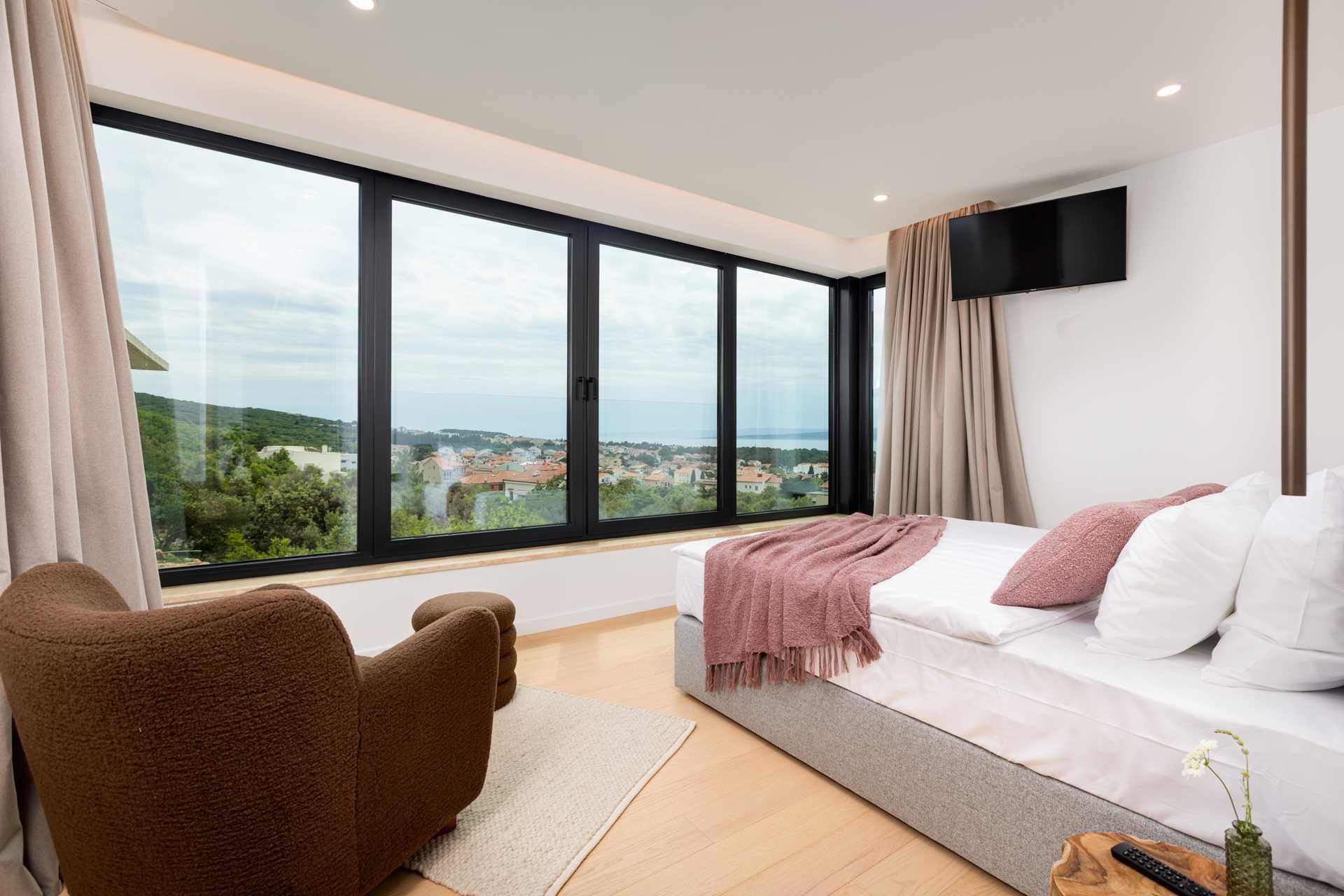 Luxusvilla 45° mit Infinity-Pool