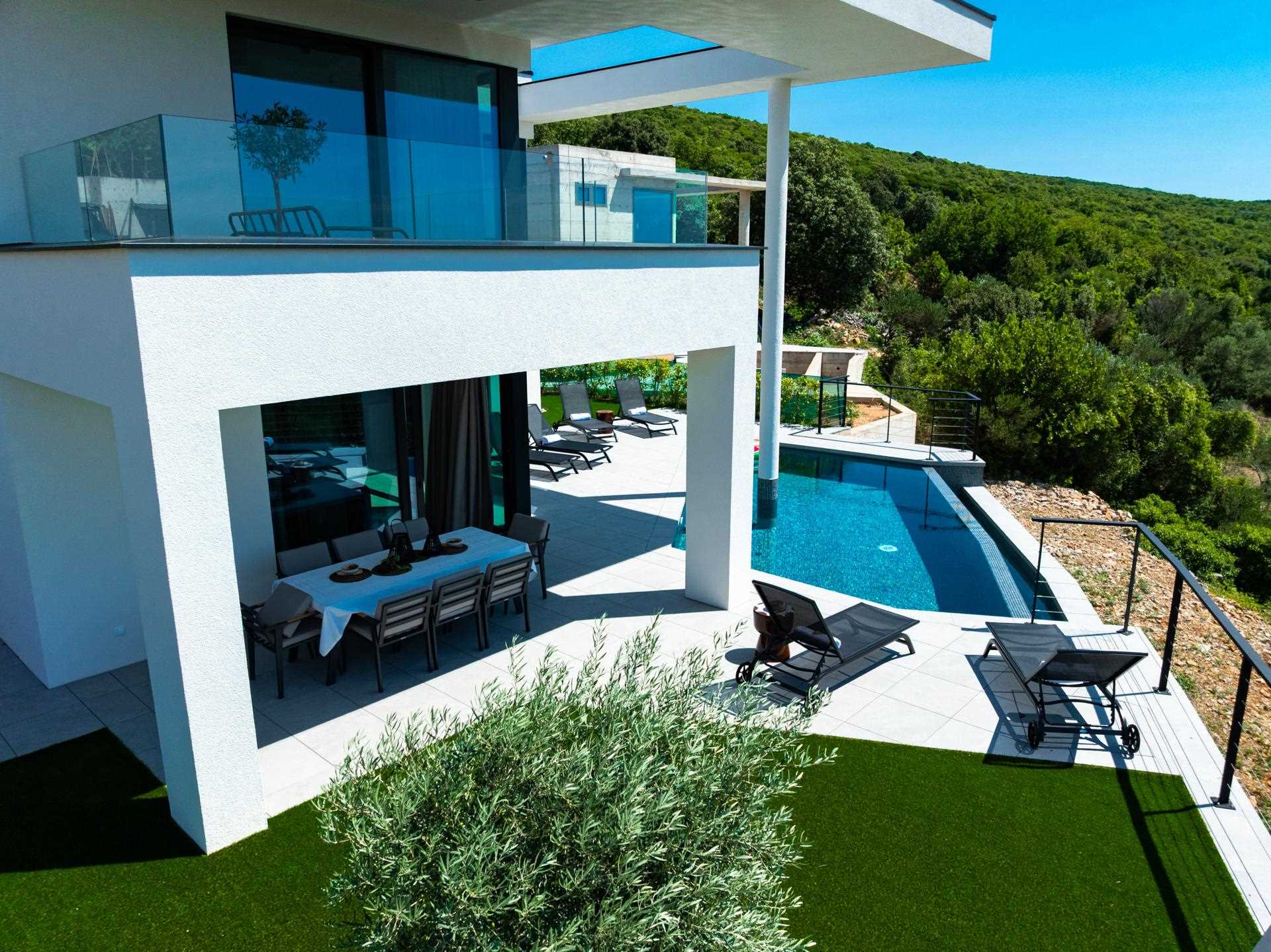 Luxusvilla 45° mit Infinity-Pool