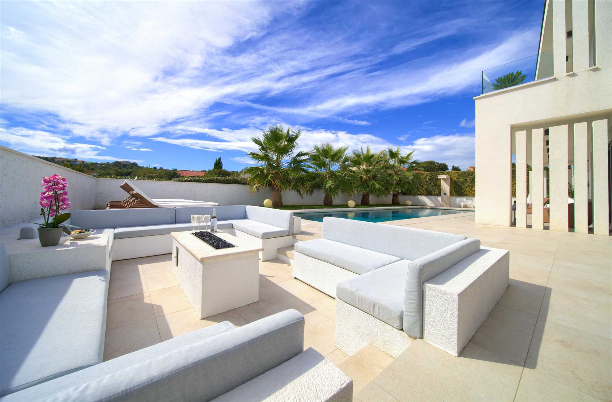 Villa LUMINOSA mit Außen- und Innenpool und Sauna