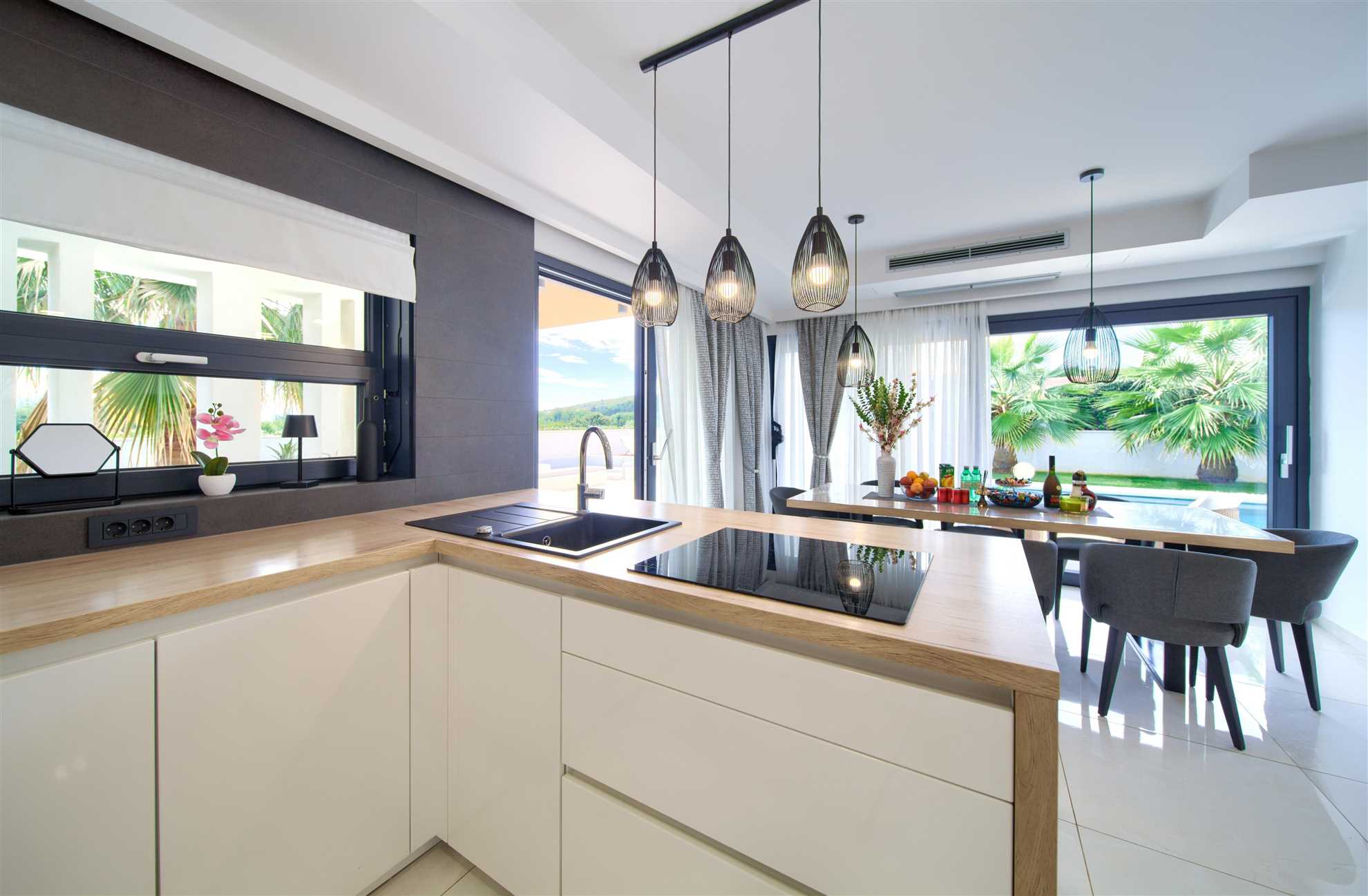 Villa LUMINOSA mit Außen- und Innenpool und Sauna