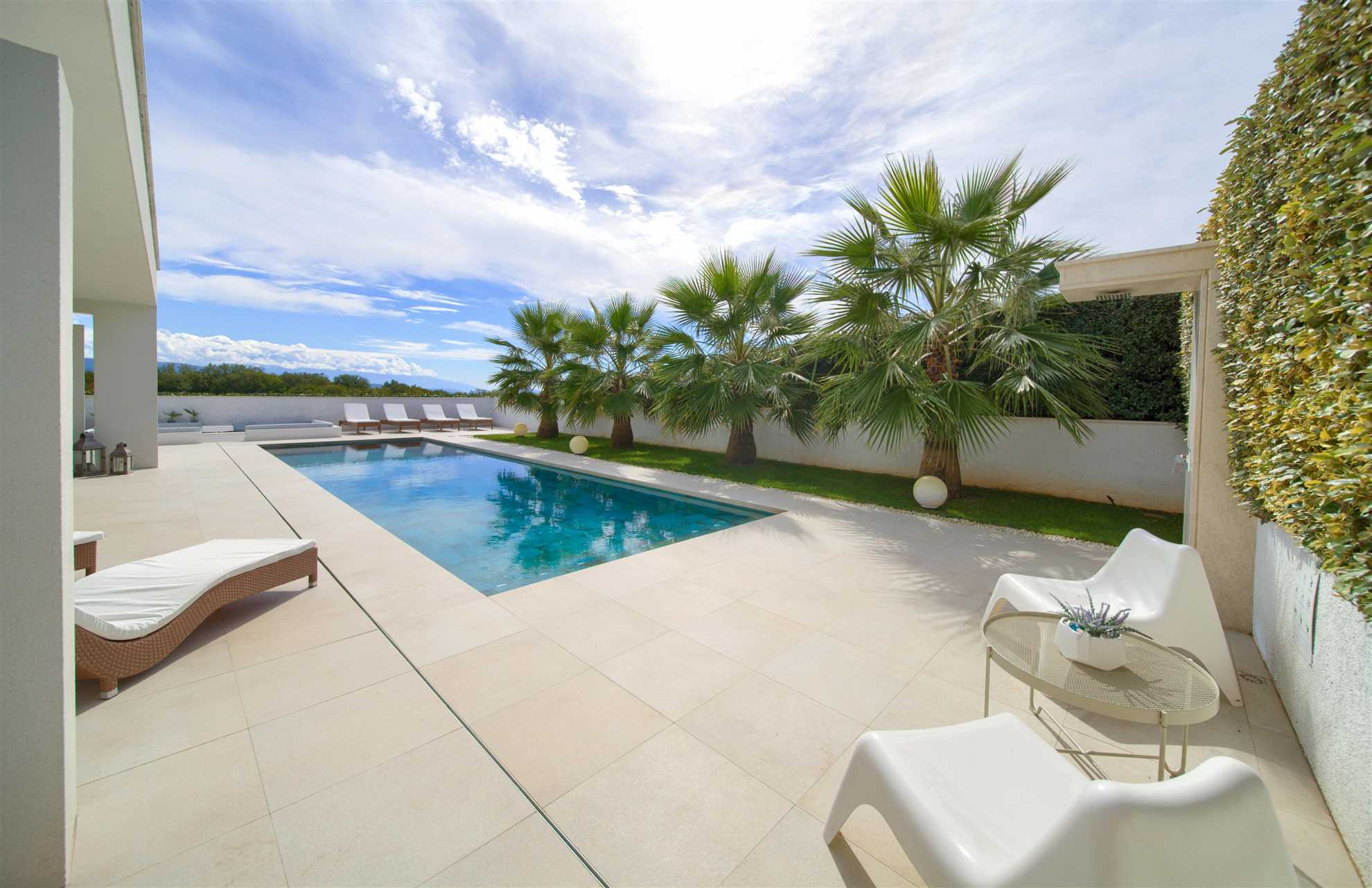 Villa LUMINOSA mit Außen- und Innenpool und Sauna