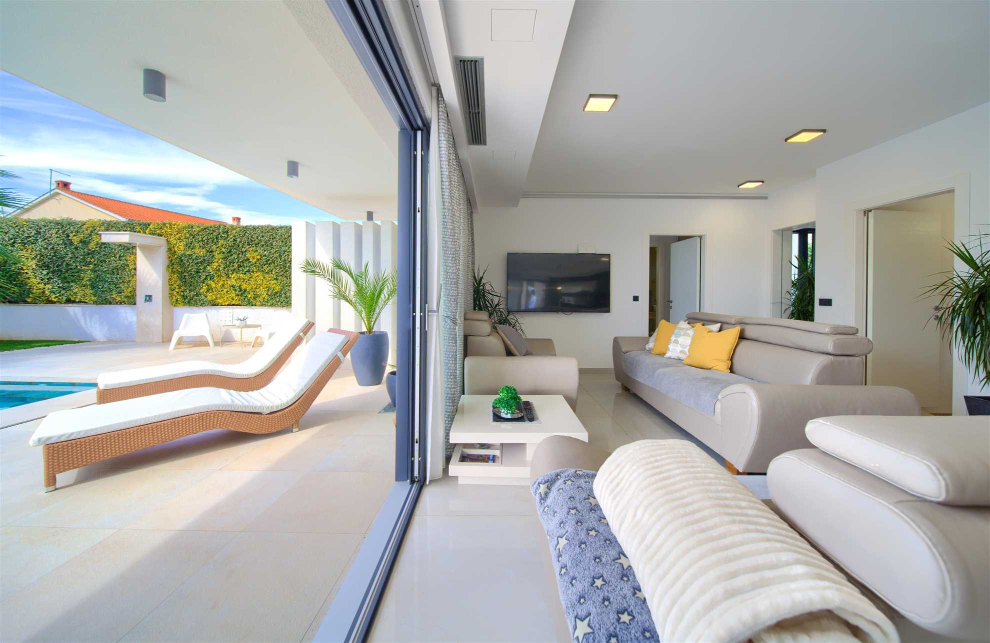 Villa LUMINOSA mit Außen- und Innenpool und Sauna