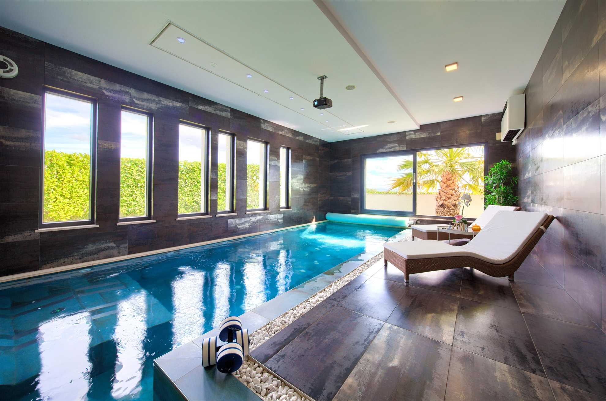 Villa LUMINOSA mit Außen- und Innenpool und Sauna